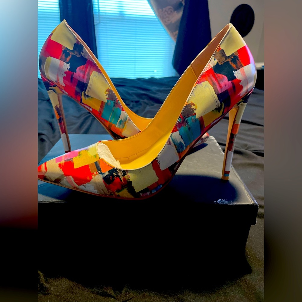 Multicolor pumps